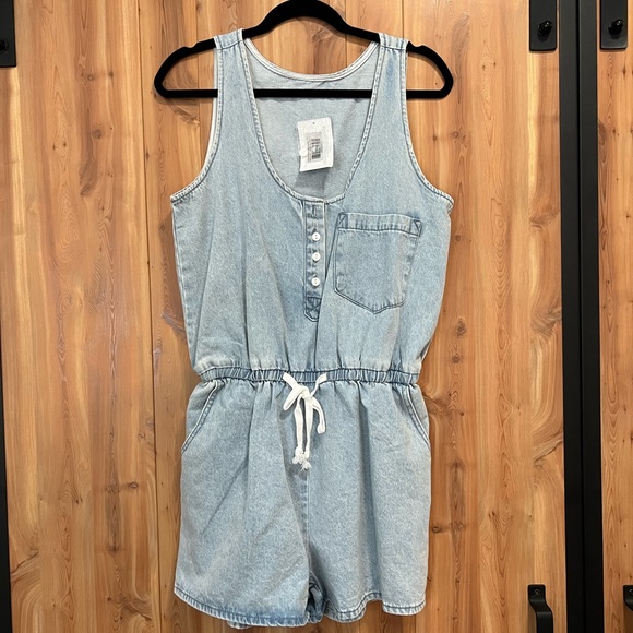 Sleeveless Denim romper Large NWT - Picture 2 of 6